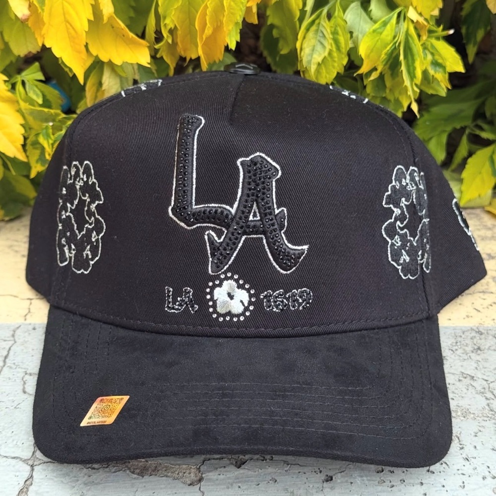 Black LA Embroidered snapback
